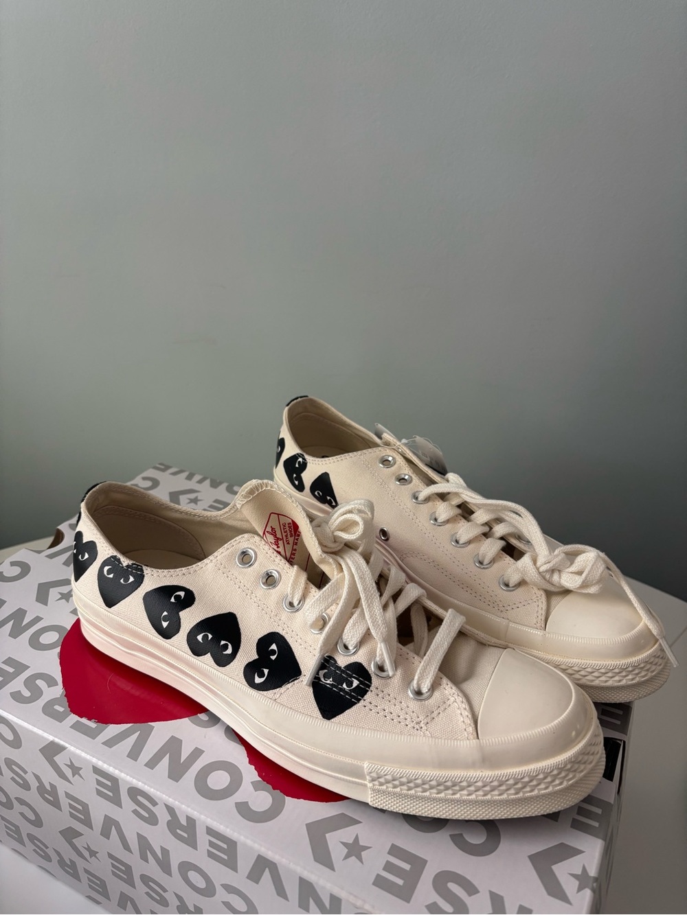Converse PLAY Comme des Garçons Low Top Sneakers - Cream with Black Hearts